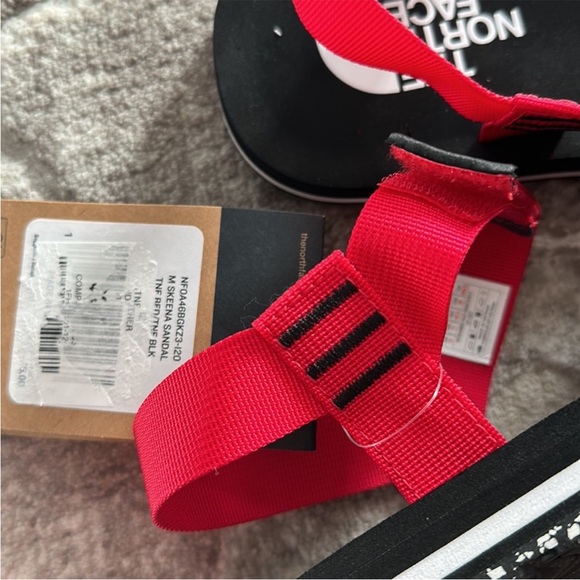 New The North Face Skeena Sandal Red/TNF Black Size 12 - Picture 3 of 4